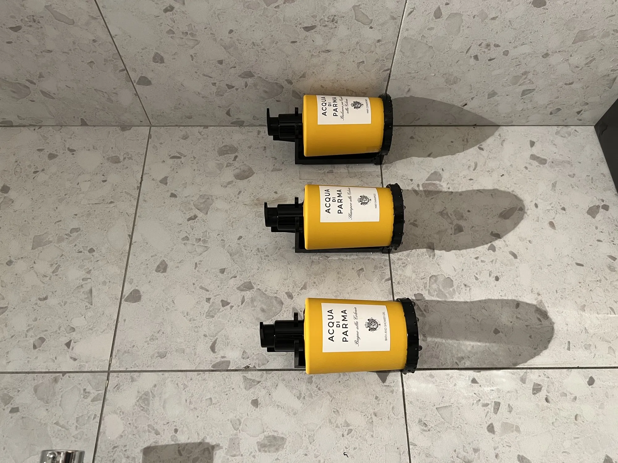 佩德先生豪華房型衛浴牆上的 Acqua di Parma 帕爾瑪之水沐浴三件組,台中北屯設計旅館