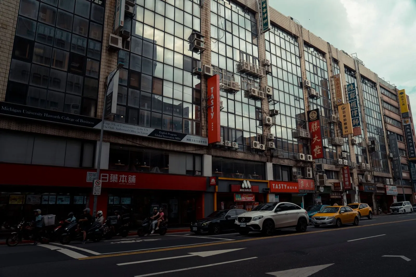 台中北屯街區景色，崇德路牙科聚落住宿