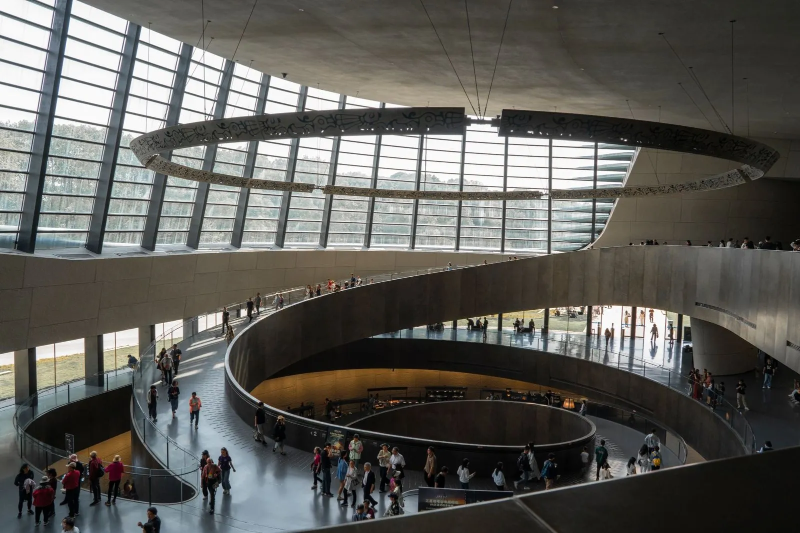 現代美術館挑高展間與參觀動線,臺中市立美術館展覽參觀參考