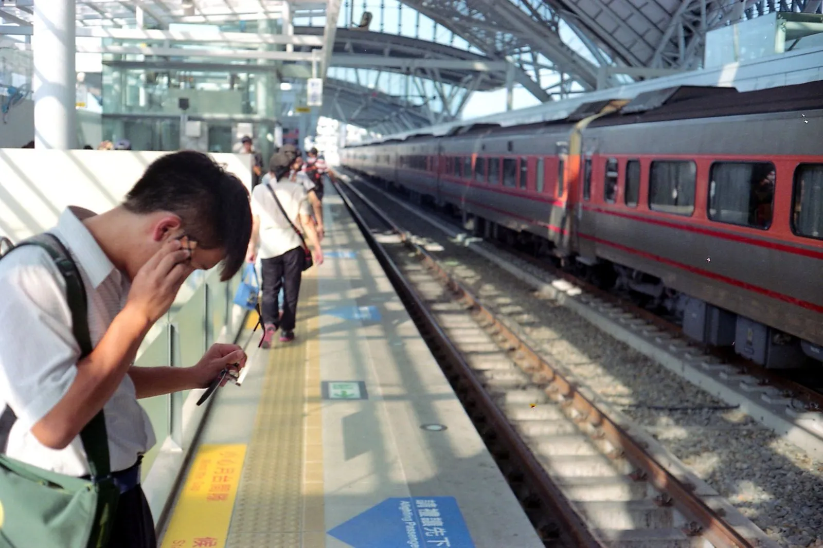 台灣鐵路車站月台候車情景,2026中秋連假台中北屯住宿推薦交通參考