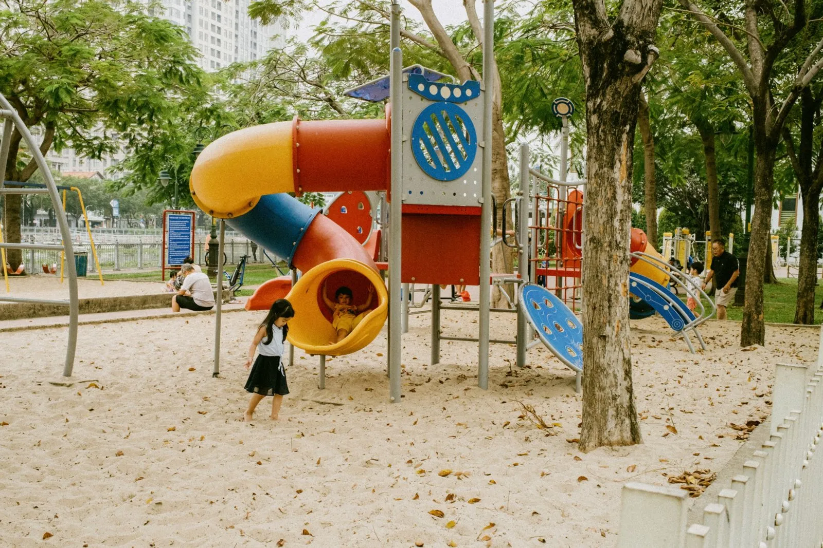 孩子在公園遊戲場玩耍,台中北屯親子週末景點