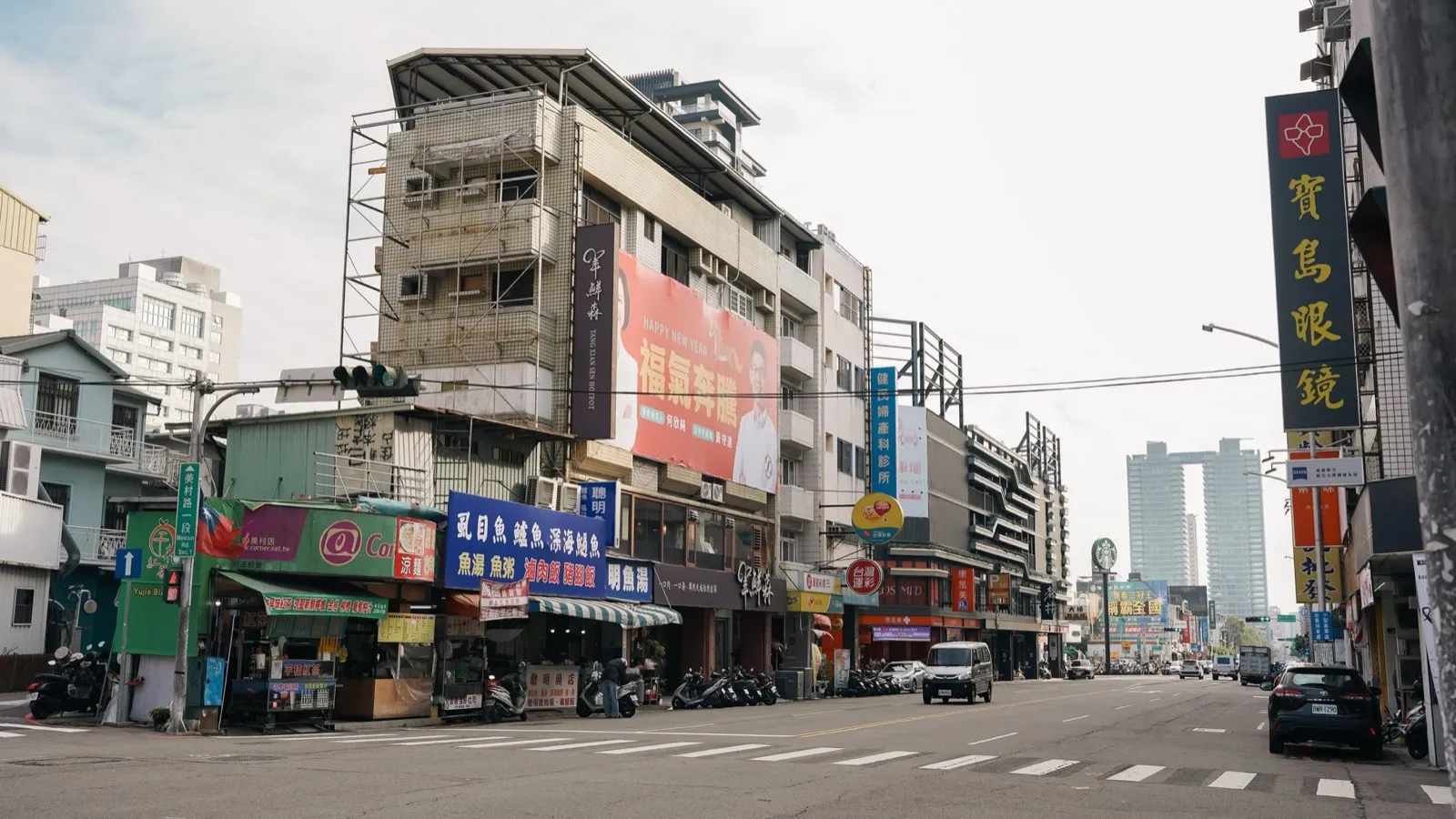 台中街道兩旁的店家招牌與騎樓商店,2026 臺中購物節登錄發票
